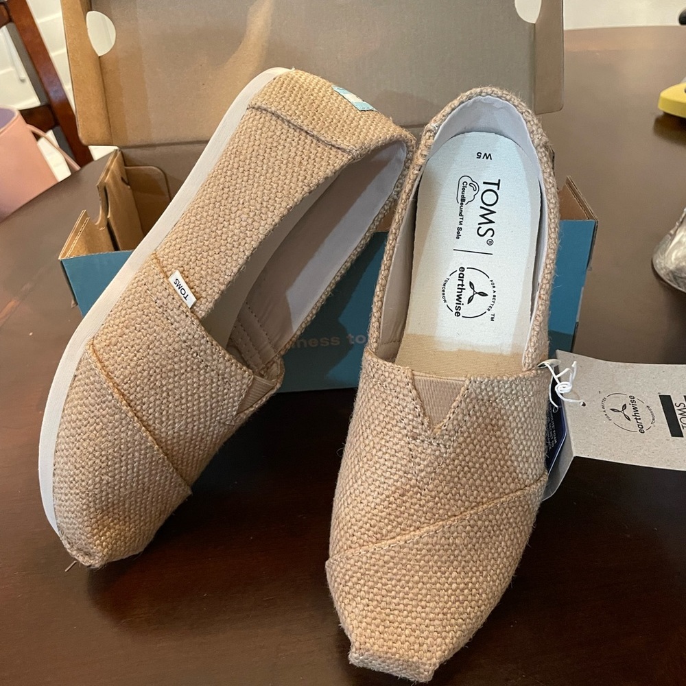 Big kids Toms size 5